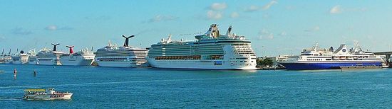 В порту Майами базируются самые большие круизные лайнеры в мире, а так же главные офисы многих больших круизных компаний мира.