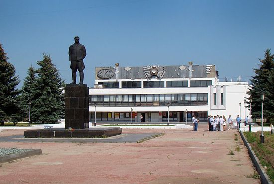 Памятник Чкалову перед Дворцом Культуры и Спорта