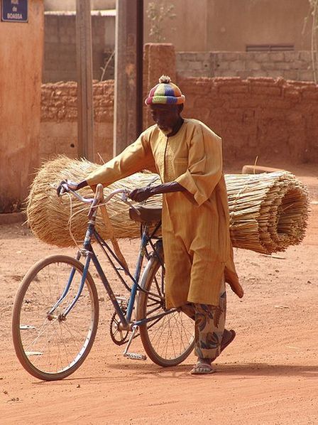 Человек с велосипедом, февраль 2007.