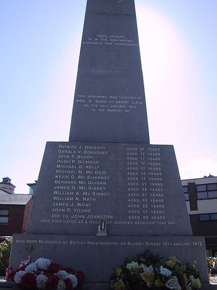 Монумент в память о Кровавом воскресенье.