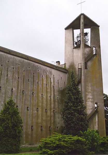 Церковь Сен-Пьян-Сент-Ажан-Сент-Колом с колокольней.