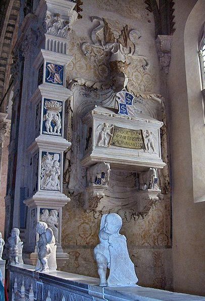 Темпио Малатестиано. Гробница супруги Сиджизмондо Малатеста — Изотты дельи Атти