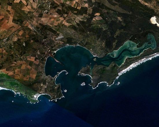 Вид на бухту Салданья-Бей из космоса. Справа видна лагуна Лангебан