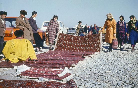 Торговля текинскими коврами ручной работы на Текинском базаре в г. Мары (1981 г.)