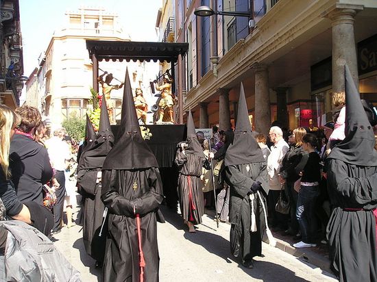 Каждую страстную пятницу по улицам города шествует процессия людей в чёрных колпаках.