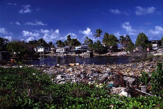 На фоне дефицита земли проблема хранения отходов на островах Тувалу становится всё более острой.
