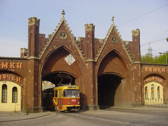 Трамвай проезжает через Бранденбургские ворота
