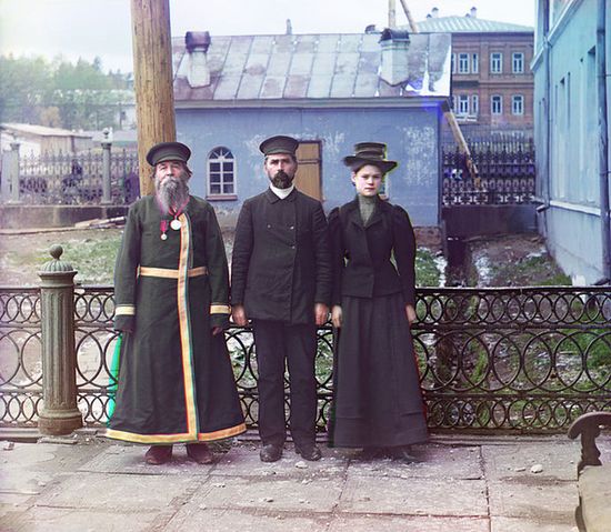 А. П. Калганов («Царский кафтанщик») с сыном и внучкой, город Златоуст, 1910 год