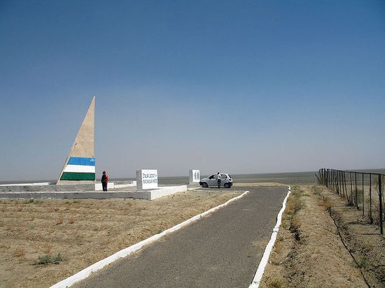 Памятник, установленный на бывшем берегу моря