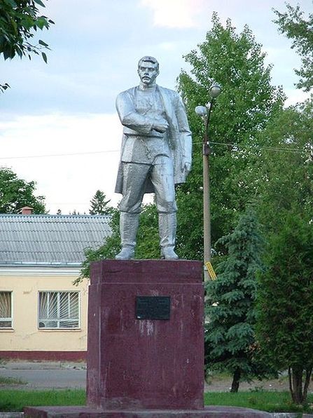Памятник революционеру Порфирию Конакову. Привокзальная площадь города.