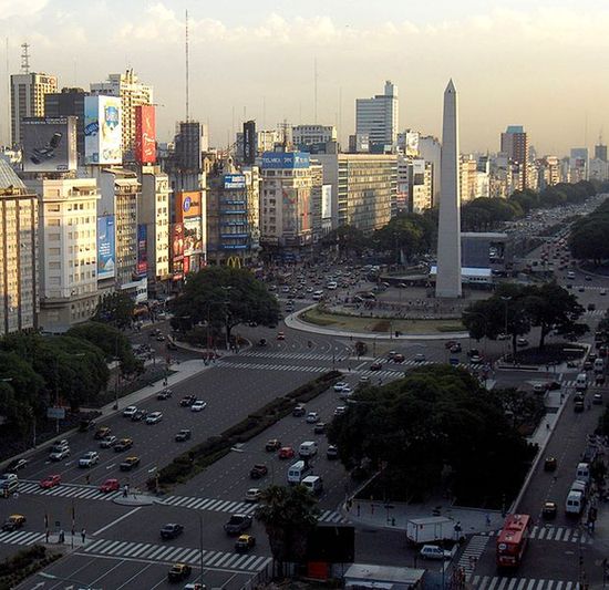 Avenida 9 de Julio, Plaza de la República и обелиск, три вехи архитектуры города.