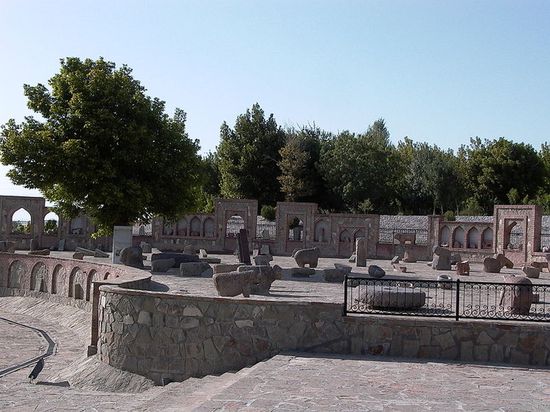 Средневековые каменные барашки, собранные возле мавзолея Момине хатун.