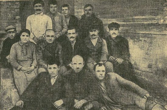 1919 год. Средний ряд:   второй слева — командир Г. З. Голик,   третий слева — политком А. Д. Леванисов