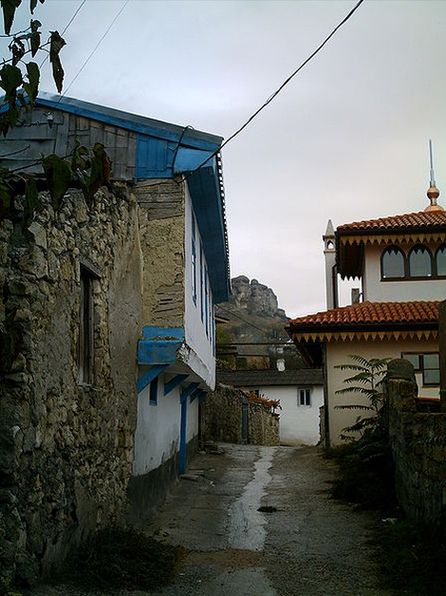 Улочка старого Бахчисарая. Слева виден традиционный двухэтажный дом, у которого второй этаж выступает над первым.