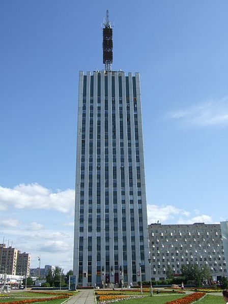 Здание проектных организаций, в котором располагаются студии и оборудование большинства радиостанций, является самым высоким зданием в городе (24 этажа).