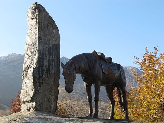 Памятник доблестным сынам Куртатинского ущелья погибшим в годы Великой Отечественной войны