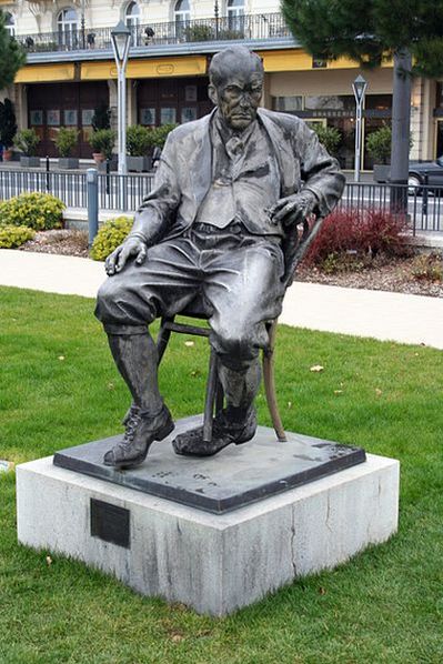 Памятник Владимиру Набокову в Монтрё.