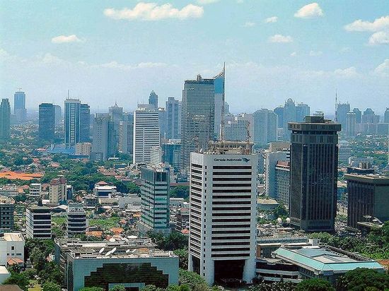 Джакарта — столица и крупнейший город Индонезии с населением более 9,6 миллионов человек