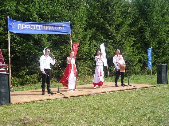 Ансамбль «авал» Чувашской государственной филармонии в Алшихово в день празднования 80-летия посёлка у опушки леса (15 августа 2009)