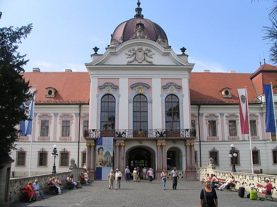 Главный фасад дворца