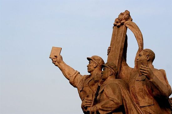 Скульптурная группа на мосту через Янцзы