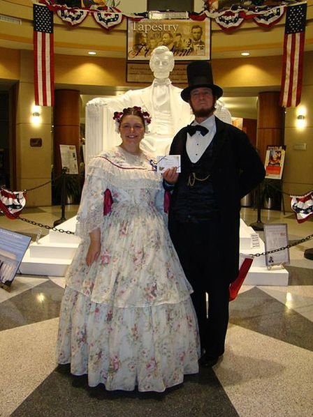 Актёры, изображающие Авраама Линкольна и Мэри Линкольн во время выставки в Общественной библиотеке Гейла Бордена, Элгин, Иллинойс