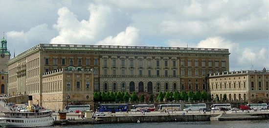 Стокгольмский королевский дворец был спроектирован Тессином Младшим по образцу римского палаццо Барберини.