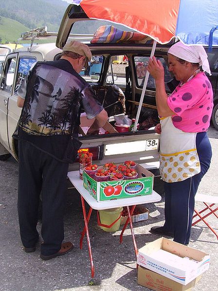 Торговля култукской клубникой на въезде в посёлок