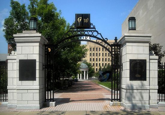 Профессорские ворота университета Джорджа Вашингтона, второго по величине университета города