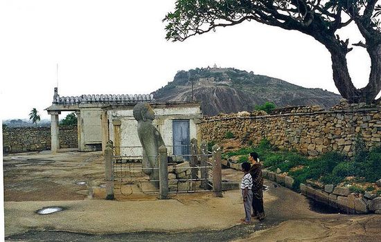 Статуя Бхаратхи на холме Чандрагири с холмом Виндьягири и Гоматешварой на заднем плане