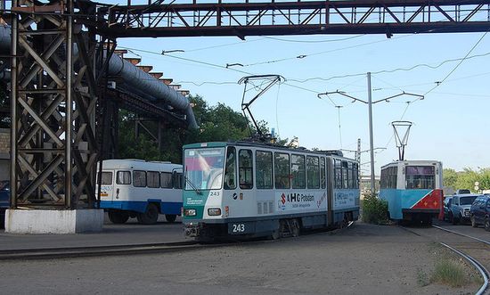 В кадре старый и новый трамваи Темиртау