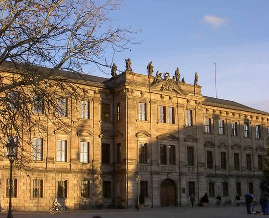 Главное, историческое здание Университета Эрлангена — Нюрнберга