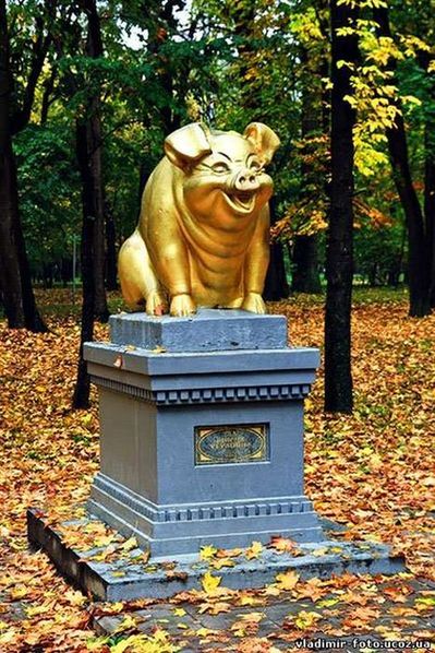 Памятник свинье в парке