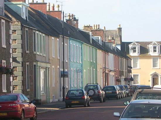 Улица с цветными домами — одна из достопримечательностей