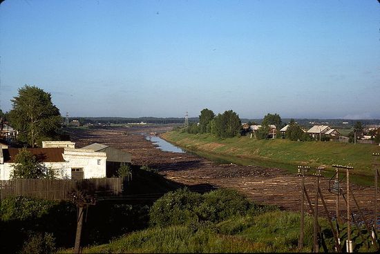 Город Буй. Молевой сплав леса по реке Костроме. Фото Жака Дюпакье, 1976 год
