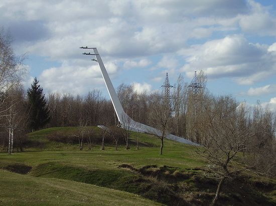 Памятник Советским лётчикам в парке