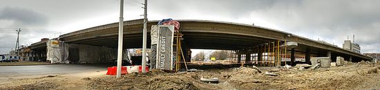 Второй эстакадный мост в процессе постройки, по завершении постройки соединит улицы 9 Апреля и Дзержинского