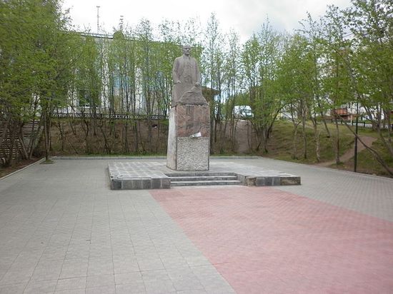 Памятник Ленину в центре Колы
