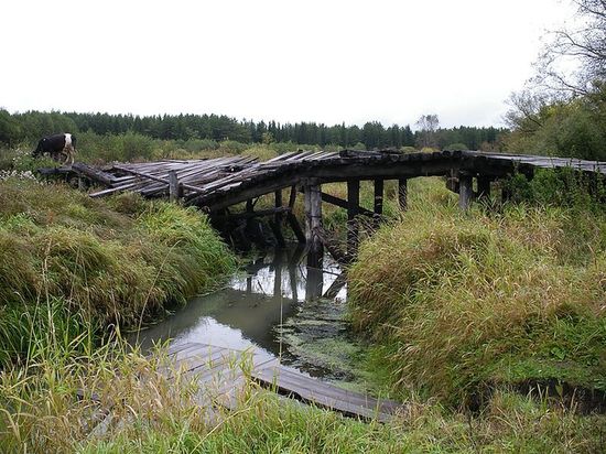 Мост через Балду на севере посёлка.
