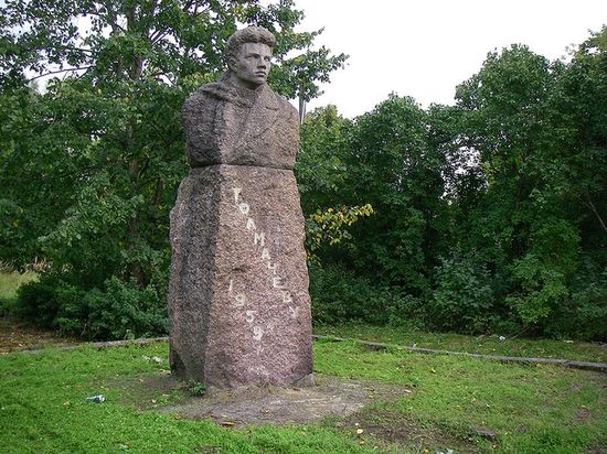 Памятник Толмачёву