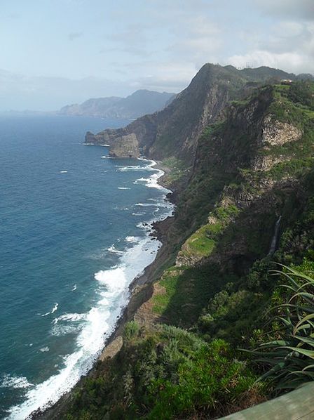 Природная красота Мадейры привлекает множество туристов на остров.