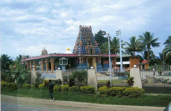 Местный индуистский храм.