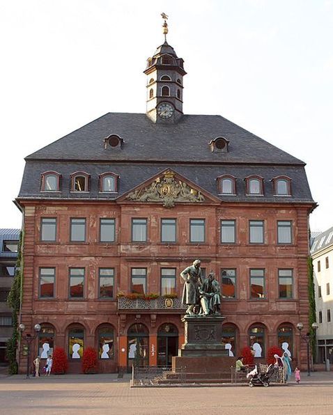 Neustdter Rathaus mit Brder-Grimm-Denkmal