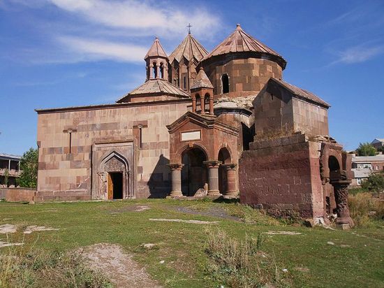 Вид с обратной стороны монастыря Аричаванк, VII век