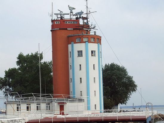 Навигационная башня на пирсе