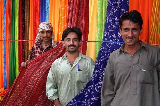 Пакистанские торговцы тканью