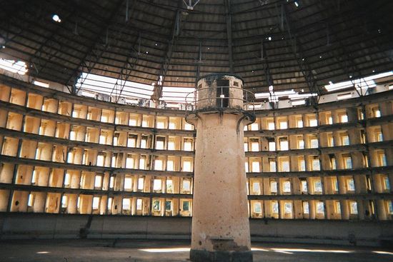 Тюрьма «Пресидио Модело», внутренний дворик одного из зданий — декабрь 2005