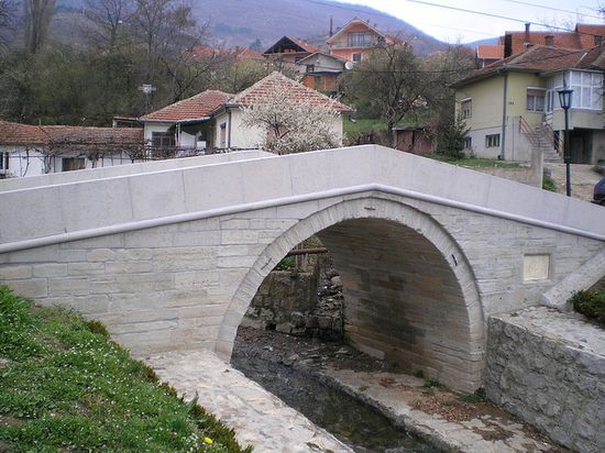 «Белый мост» (серб. Бели Мост) или «мост влюблённых» на улице Юговича