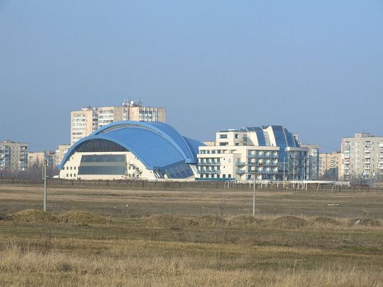 Вид на западную сторону города. Перед зданиями слева спорткомплекс ОПЗ «Олимп» в виде черепахи, справа гостиница комплекса