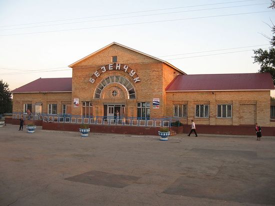 Общий вид здания вокзала железнодорожной станции Безенчук. 2007 г.